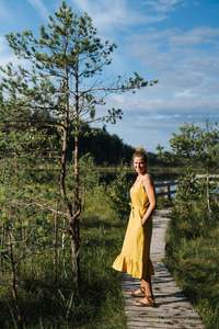 Robe longue en lin pour femme, col rond, sans manches, en tissu crêpe jaune, tendance 2026, dernier design - Product Image 3