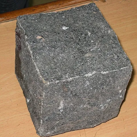 หินแกรนิตสีดำแบบหยาบของอินเดีย,ก้อนหินแบบแยกมือก้อนหินก้อนหินก้อนหินก้อนหินบนถนนรถทางเดินสำหรับจอดรถ