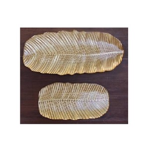 Suministro directo de fábrica Bandeja de hojas decorativas de metal de alta calidad Bandejas de servir con acabado dorado en forma de hoja - Product Image 1