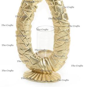 Bougeoir au design unique avec cheminée en verre en aluminium couleur or pour décor de salon - Product Image 4