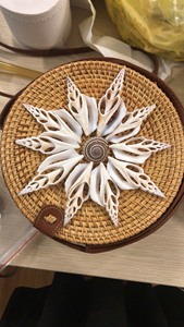 Sac à main vintage en rotin avec fermeture à bouton au design unique en coquillage Fabriqué au Vietnam - Product Image 3