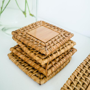 Nouvelles sous-verres carrés en rotin tressé avec support en bois, style classique, motifs personnalisés, emballés en carton pour hôtels, vente en gros en vrac - Product Image 2