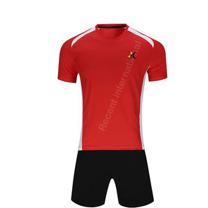 ชุดทีมฟุตบอลแบบกำหนดเอง ผ้าโพลีเอสเตอร์ 100% แห้งเร็ว น้ำหนักเบา พิมพ์ลายด้วยความร้อน โลโก้และสีตามสั่ง - Product Image 1