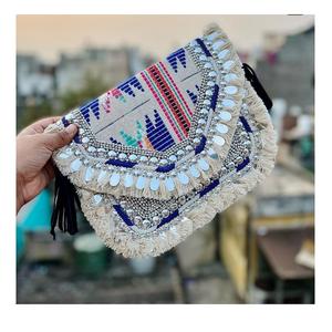 Fait à la main pour femmes attrayant traditionnel vente chaude lettre motif soirée pochette prix raisonnable voyage sac à main - Product Image 1