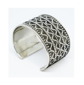 Pulsera Vintage 1925 de Estilo Africano de Abril de Atlanta, Joyería Texturizada y Martillada para Hombre y Mujer - Product Image 2