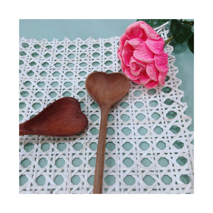 Cuillère à thé décorative en bois, forme de cœur fait à base de bois rouge naturel, bois d'acacia au Vietnam, - Product Image 4