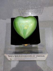 Urna de pata de mascota celestial, recuerdo de corazón verde de aluminio pintado a mano para adultos Brassworld India - Product Image 2