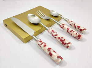 ชุดช้อนส้อมยุโรปทองเหลืองโบราณ,มีดโลหะหรูหราพร้อมที่จับเรซินชุด4ชิ้นสั่งทำได้ตามต้องการ - Product Image 4