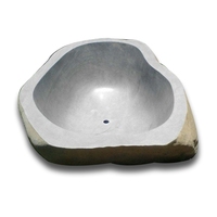 Baignoire ovale traditionnelle d'extérieur en pierre de rivière naturelle gris foncé, taille personnalisée, avec drain central, pour villa, sécurité garantie, en bois