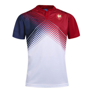 Camiseta Deportiva de Manga Corta para Hombre, con Patrón Geométrico Rojo, Azul y Blanco, con Logotipo en la Parte Delantera, Corte Regular, Transpirable, de Poliéster Tejido - Product Image 1