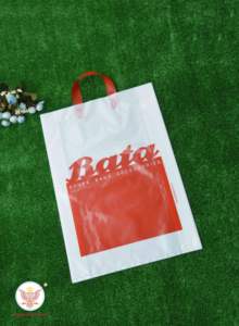 Sac en plastique PE réutilisable imprimé de logo personnalisé, emballage cadeau écologique à poignée souple à boucle pour les magasins de mode et les supermarchés - Product Image 2