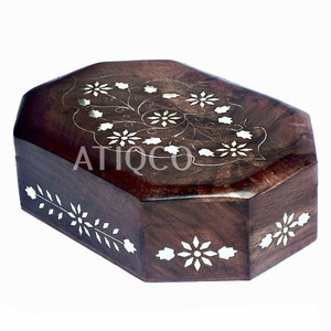 Urna de caja de madera bellamente hecha a mano, urna de cremación de madera de palisandro indio de alta calidad con incrustaciones de latón para uso funerario - Product Image 6