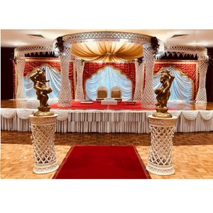 Décoration de Mandap en cristal de mariage étincelante aux États-Unis Piliers de bouteille de mariage Mandap en cristal de Style indien Mandap en cristal blanc - Product Image 1