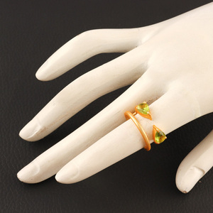 Bague en quartz péridot en pierre de poire de style élégant ensemble de broches faites à la main plaqué or terne bague taillée à facettes bague sur mesure en gros - Product Image 3