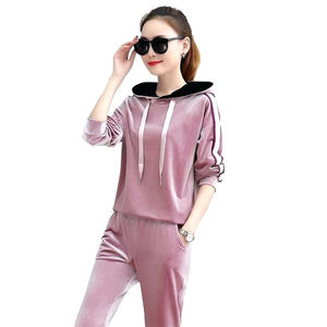 Trajes de Yoga de terciopelo verde con bordado estampado personalizado para mujer Ropa de fitness de calidad premium - Product Image 5