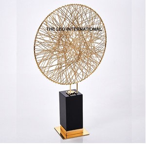 Sculpture en aluminium et bois, forme unique, plaquée or, style contemporain, accent décoratif pour la maison - Product Image 2