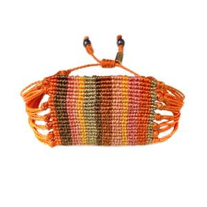 สร้อยข้อมือมาคราเม่สีทองเมทัลลิกและสีส้มทำมือสำหรับเทศกาล - Product Image 1