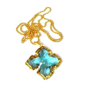 Collar con Forma de Flecha de Cristal Azul Claro Electrochapado, Tallado y Grabado con Tema de Amor, de Gujarat - Product Image 1