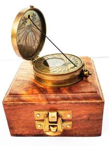 Brújula Náutica Antigua de Latón Grabada con Caja de Madera para Regalo - Product Image 2
