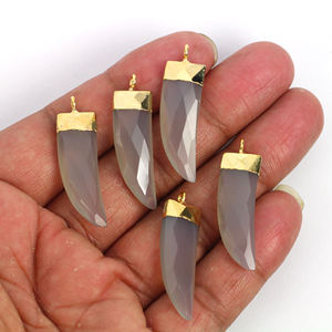 Calcedonia gris facetada, Colmillo de gota, colgante plano, cuerno, diente de arcoíris, forma de punta con dijes de piedras preciosas galvanizadas - Product Image 6