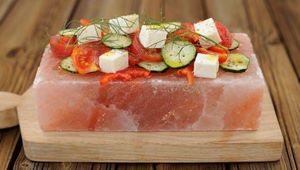 Technique sculptée de dalle de cuisine de sel de l'Himalaya de style Feng Shui & Love fait à la main pour servir des aliments élégants - Product Image 3