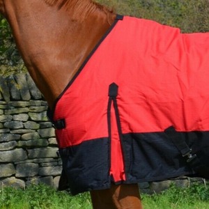Couverture de cheval imperméable rouge avec rabat de queue moyen et 2 sangles de jambe en tissu Oxford - Product Image 1