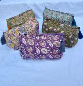 Vente en gros de sacs pochette matelassés en coton tissu imprimé en bloc avec fermeture à glissière trousse de toilette pochette cosmétique accessoires pour femmes sacs pochette - Product Image 1