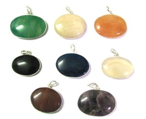 Fournisseur de pendentifs ovales en pierres précieuses mélangées : Pendentifs ovales en pierres précieuses mélangées à vendre - Product Image 1