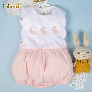 Babeeni OEM ODM Vestido de Lino Rosa para Bebés Niñas, 100% Algodón Orgánico, Estampado de Burbujas y Conejos con Nudos Franceses, Sin Mangas, Cierre de Botones - Product Image 2