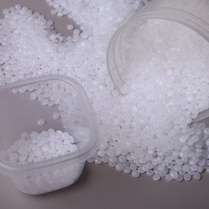 Gránulos de resina virgen de polietileno de alta densidad 5502 certificados, gránulos de plástico HDPE para contenedores pequeños huecos - Product Image 1