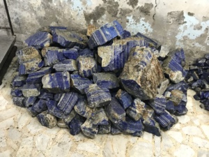 Piedra preciosa rugosa de Color azul lapislázuli sin cortar - Product Image 4