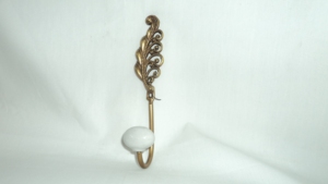 Patère murale vintage en argent motif fleur de lys avec bouton en céramique blanche, porte-manteau, porte-clés et porte-serviettes décoratif en métal - Product Image 3