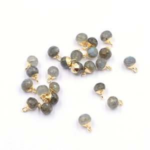 Pendentif rond en labradorite 10-12 mm plaqué or avec bélière pour la fabrication de bijoux - Product Image 1