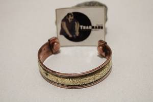 กำไลข้อมือทองแดงทำด้วยมือล่าสุดเครื่องประดับแฟชั่นดีไซน์ทองเหลืองสลักแบบดั้งเดิมสำหรับสุภาพสตรีสำหรับเป็นของขวัญหรืองานเลี้ยง - Product Image 2