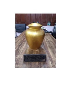 URNA DE CREMACIÓN GRABADA MARTILLADA AMARILLO DE ALUMINIO Suministros funerarios Premium de Brassworld India - Product Image 1