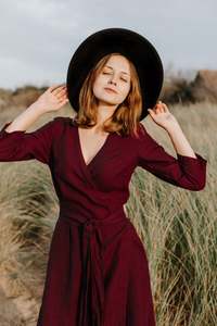Robe longue sexy de plage, style bohème, élégante, couleur bordeaux, col en V, longueur au sol, manches courtes, 100% lin, unie, respirante - Product Image 3