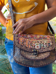 Banjara-Bolso de hombro de cuero para mujer, bolsa de hombro de estilo indio, bohemio, de trabajo, con parche - Product Image 3
