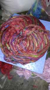 Residuos de seda Sari de colores personalizados disponibles en violeta y otros colores personalizados para tiendas de hilado y fibra - Product Image 4