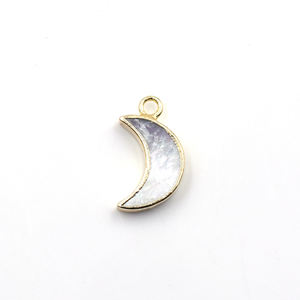Colgante de Nácar de 12 a 14 mm con Argolla en Forma de Luna Chapado en Oro para la Fabricación de Joyas - Product Image 1