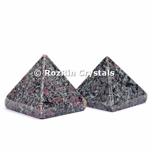 Pyramide de guérison en pierres précieuses, pyramide en Tourmaline rubis, petite pyramide - Product Image 2