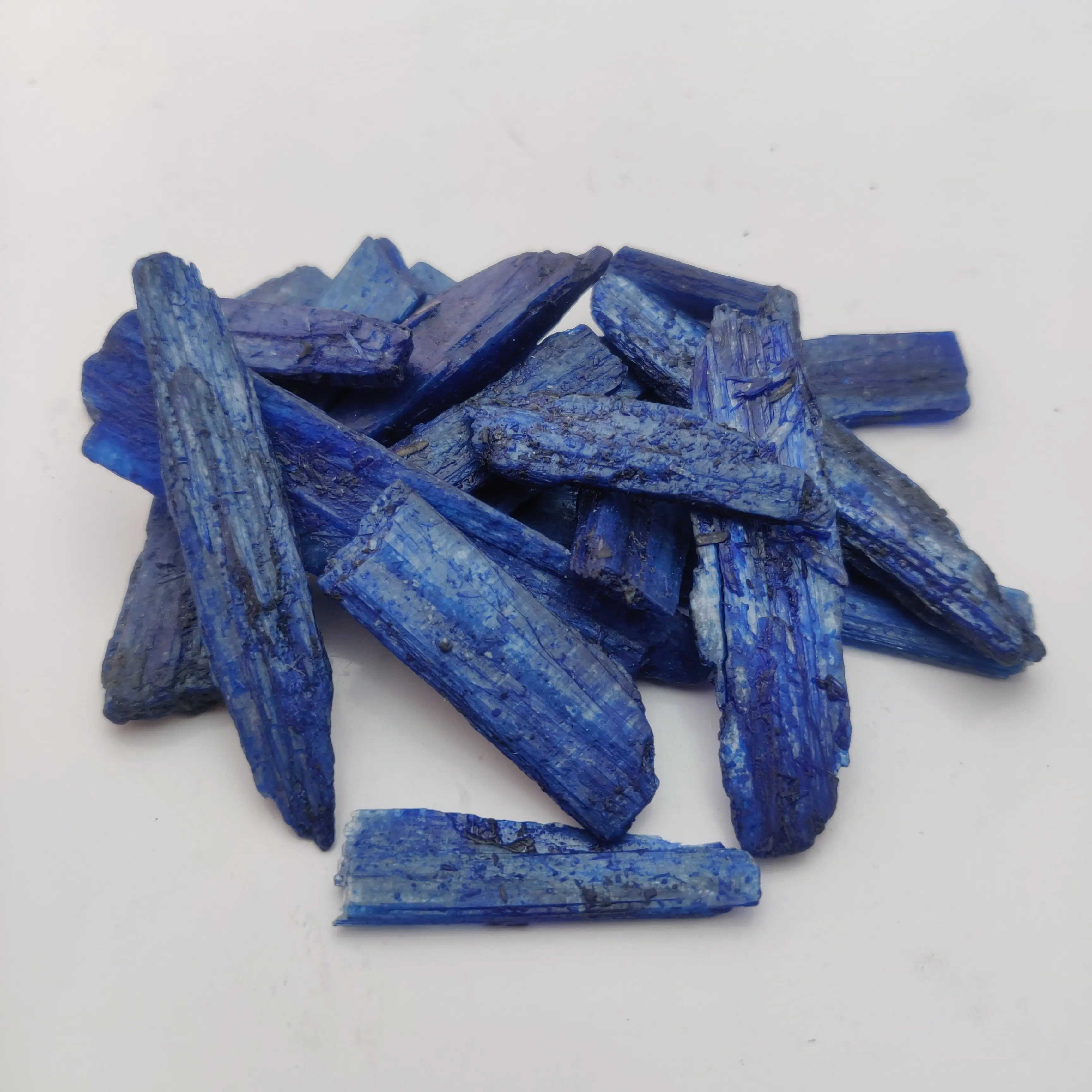 Tedarikçilerden farklı şekil ve boyutlarda Cabochon mavi kaba kiyanit taşlar ile toptan doğal yüksek kalite