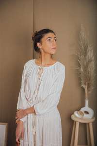 Nouvelle arrivée, robe longue en lin pour femme, design tendance et à la mode, couleur blanche, tissu crêpe, col rond, manches longues - Product Image 2