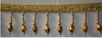 Robe spéciale en cristal perlé faite à la main de couleur personnalisée en gros, dentelle de perles pendantes à frange avec pompon