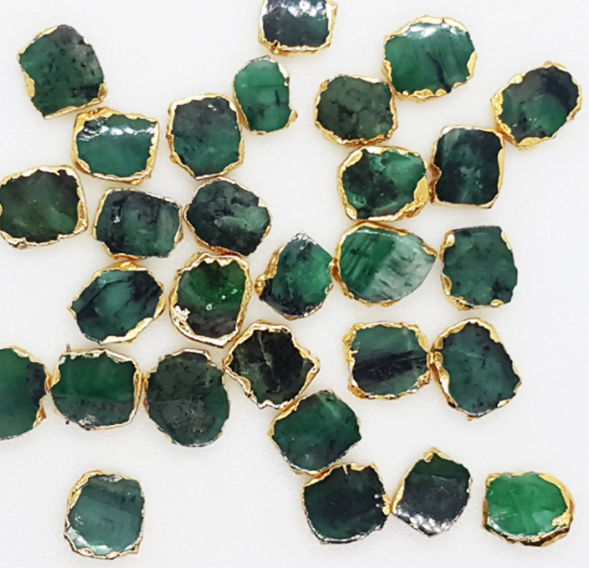 Rebanadas de Esmeralda verde chapadas en oro Natural, rebanadas perforadas para fabricación de joyería, colgante de piedras preciosas de Esmeralda verde