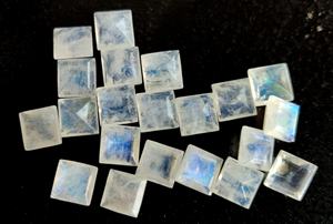 มูนสโตนสีรุ้งธรรมชาติ ทรงเหลี่ยม ขนาด 3 มม. ถึง 11 มม. เจียระไนเหลี่ยมเพชร คุณภาพดี สีฟ้าสดใส - Product Image 6