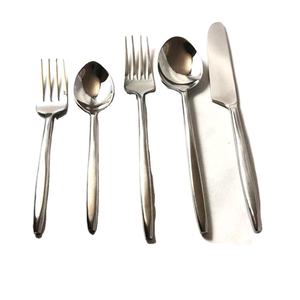 Elegante juego de cubiertos de acero inoxidable Juego de cubiertos de lujo con mango redondo audaz forjado Juegos de cubiertos de acero inoxidable - Product Image 1