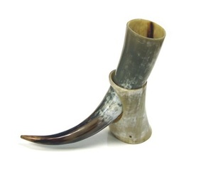 Vente en gros de cornes à boire sculptées en corne de vache naturelle écologiques, polies, fournisseur indien, usine exportatrice, Inde, mariage - Product Image 1