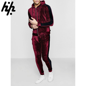 Chándales de terciopelo personalizados para hombre OEM, chándal de terciopelo para hombre, chándal unisex de terciopelo hecho a medida, fabricado por Huzaifa Products - Product Image 2