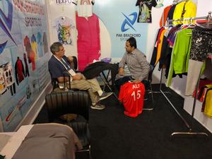 Pull à col rond, en gris foncé, pull-over - Product Image 6