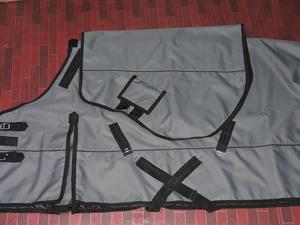 Manta de Invierno para Caballo, Resistente al Agua, Transpirable, de 1200D, con Relleno de Poliéster de 250 GSM, con Solapa para la Cola y Reflector - Product Image 3
